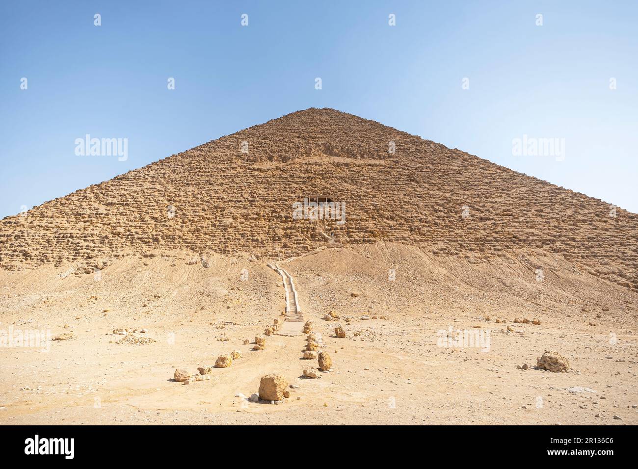 Piramide Rosa - la piramide settentrionale del faraone Snofru contro il cielo blu in Dakhshur, XXVI secolo a.C. Foto Stock