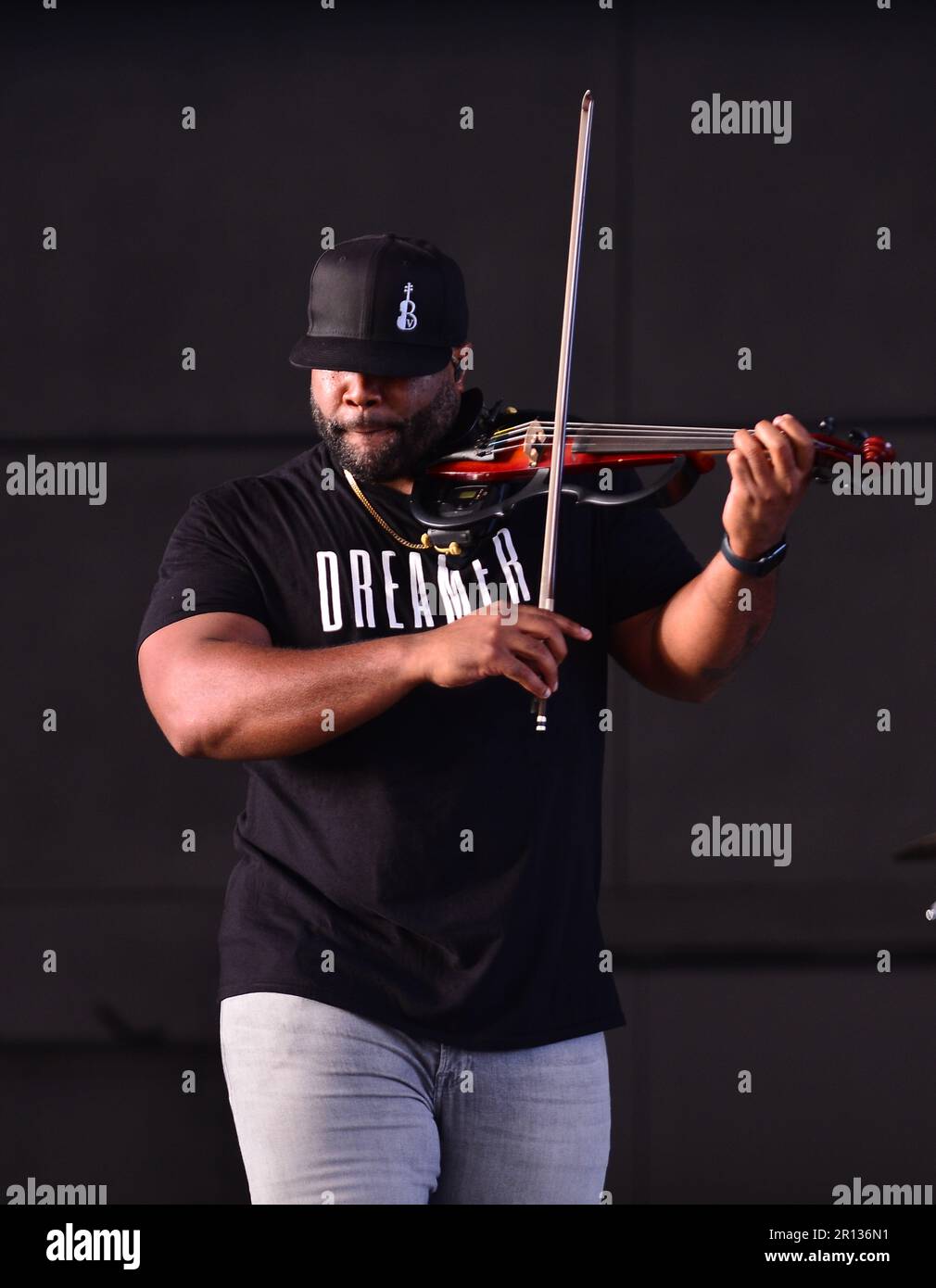 MIRAMAR, FLORIDA - 07 MAGGIO: KeV Marcus of Black Violin si esibisce durante la Black Violin Foundation: Dreamer Art Festival al Miramar Regional Park Ampitheater il 7 maggio 2023 a Miramar, Florida. (Foto di JL/Sipa USA) Foto Stock