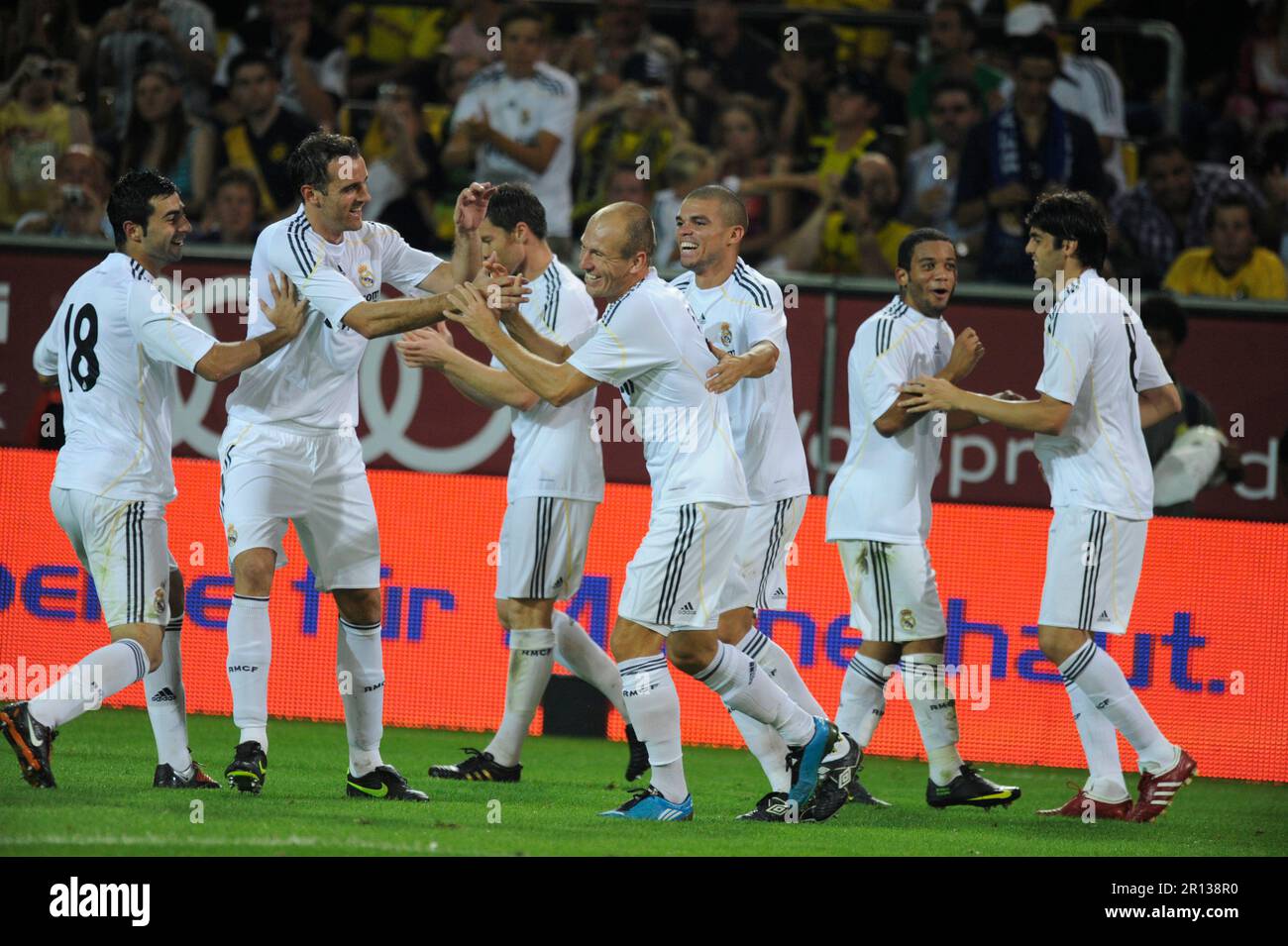 Torschütze Arjen Robben Jubel mit Chrsitoph Metzelder, Raul Albiol, Pepe, Vieira da Silva junior, Kaka Fußball Freundschaftsspiel Borussia Dortmund - Real Madrid 0:5. 19,8.2009. Foto Stock