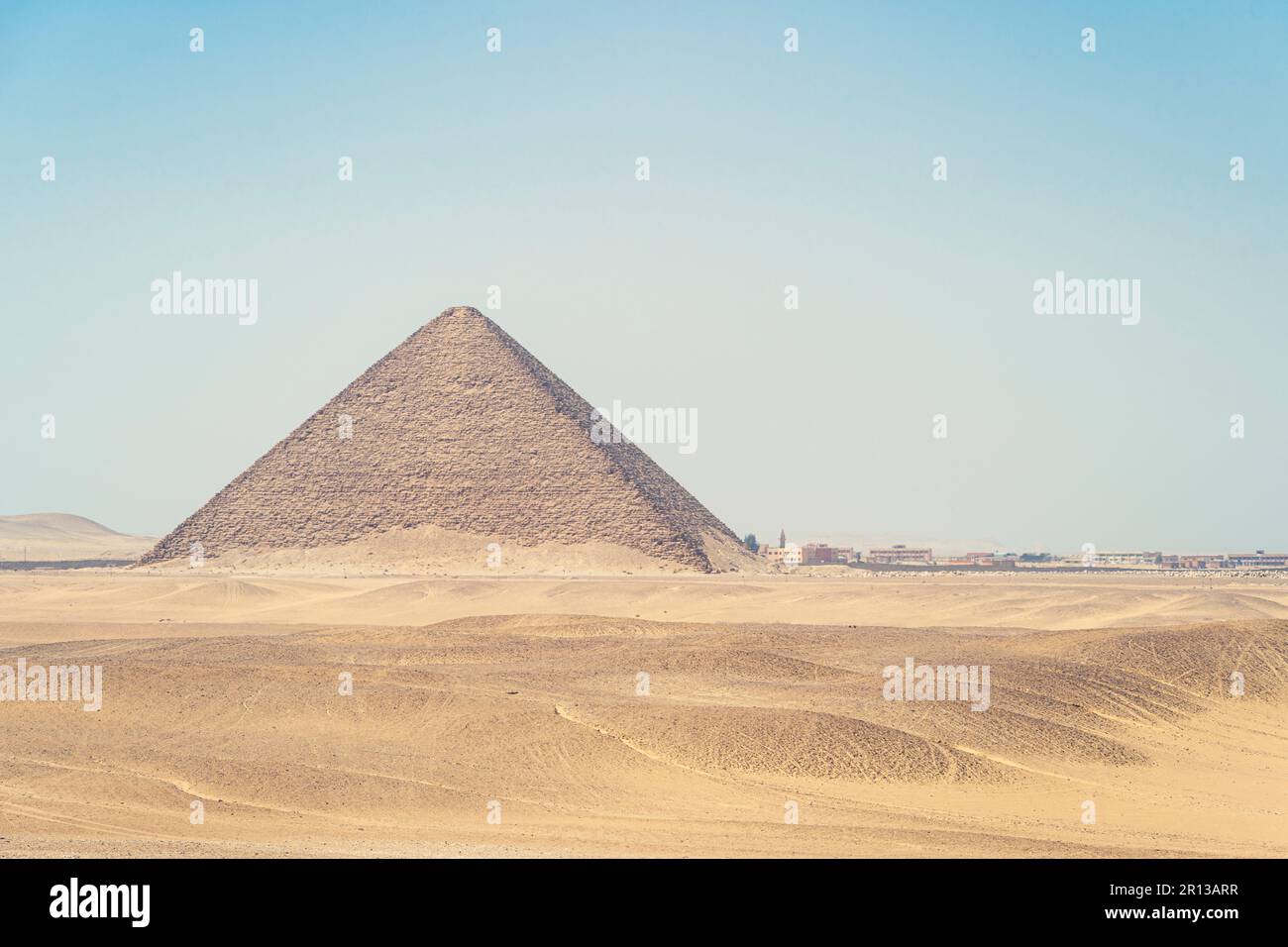 Piramide Rosa - la piramide settentrionale del faraone Snofru contro il cielo blu in Dakhshur, XXVI secolo a.C. Foto Stock