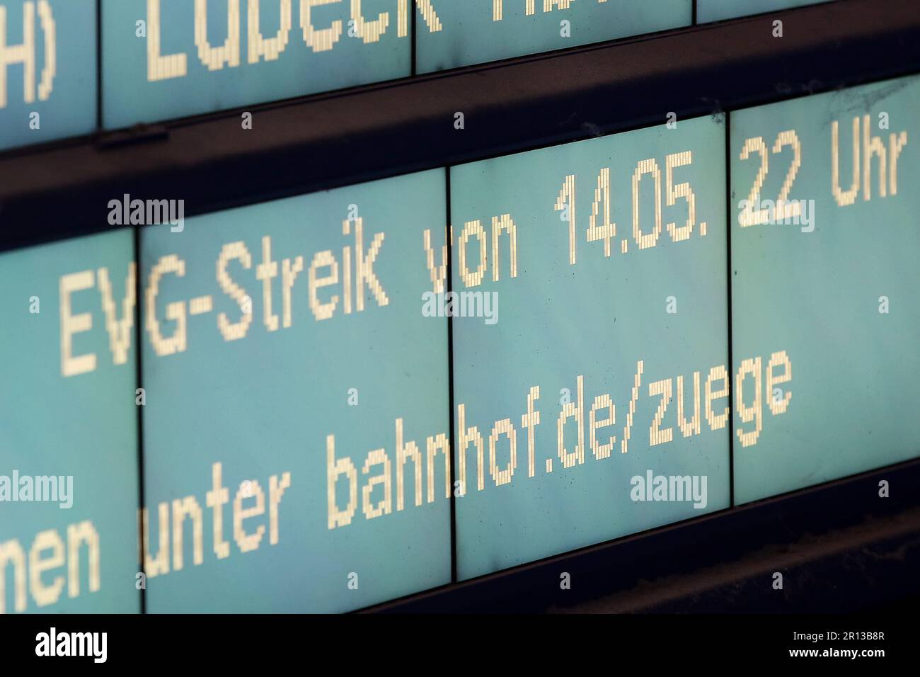 Amburgo, Germania. 11th maggio, 2023. Le informazioni sullo sciopero EVG della domenica sera sono esposte su una bacheca presso la stazione centrale di Amburgo. In vista dello sciopero di allarme di 50 ore annunciato dal sindacato EVG da domenica sera, 14 maggio, Deutsche Bahn si aspetta un impatto massiccio sulle operazioni ferroviarie. Credit: Bodo Marks/Bodo Marks/dpa/Alamy Live News Foto Stock