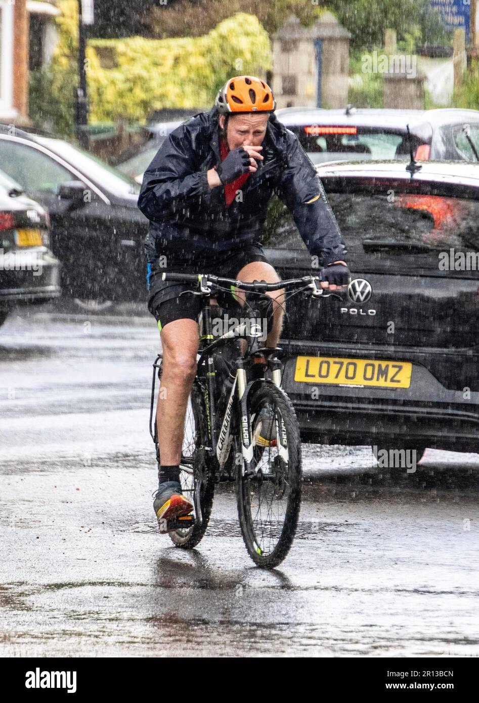 pic show: Wet Weather in Highgate North London Today 11.5.23 la pioggia stava cadendo in un temporale in flash come la tempesta ha colpito il tempo così come il hous Foto Stock