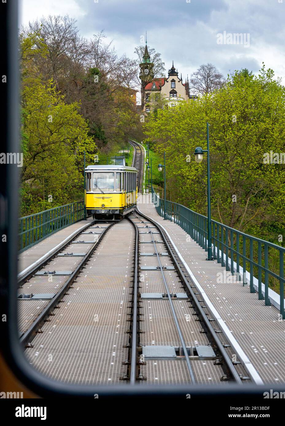 Incontro con il treno in discesa presso la funivia di Dresda, Germania Foto Stock