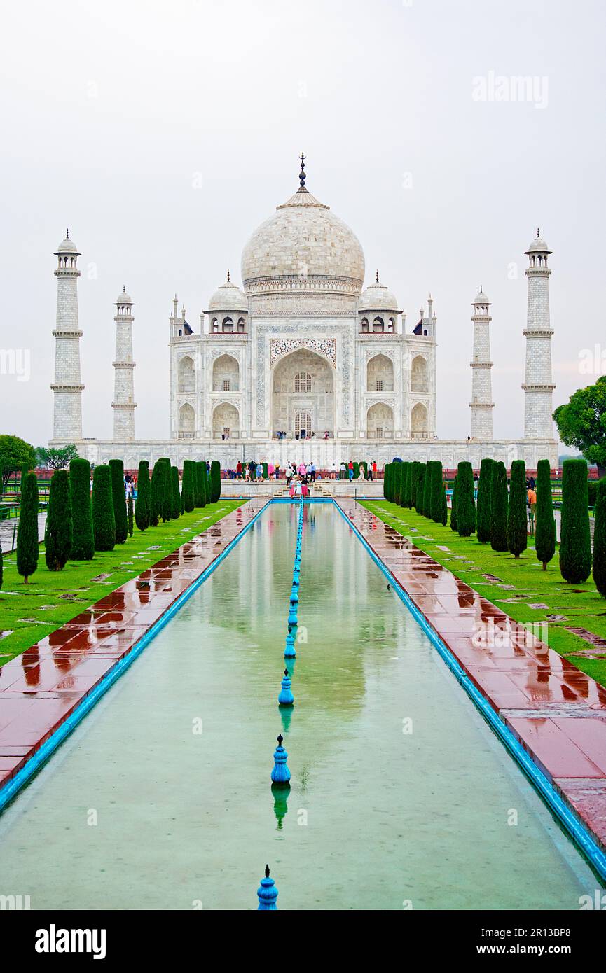 Vista frontale del famoso edificio Taj Mahal in una giornata di pioggia Foto Stock