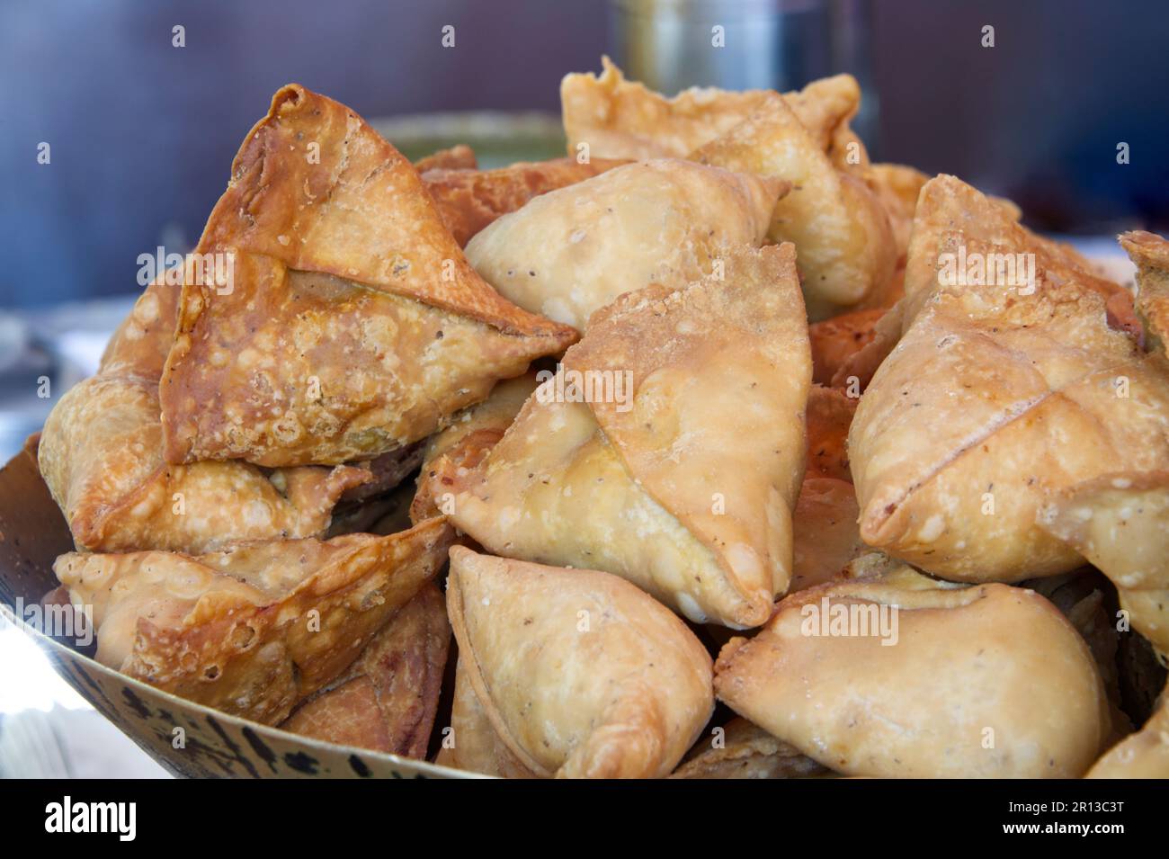 Vicino alla vista dei prodotti locali indiani di Street food per un pasto veloce Foto Stock