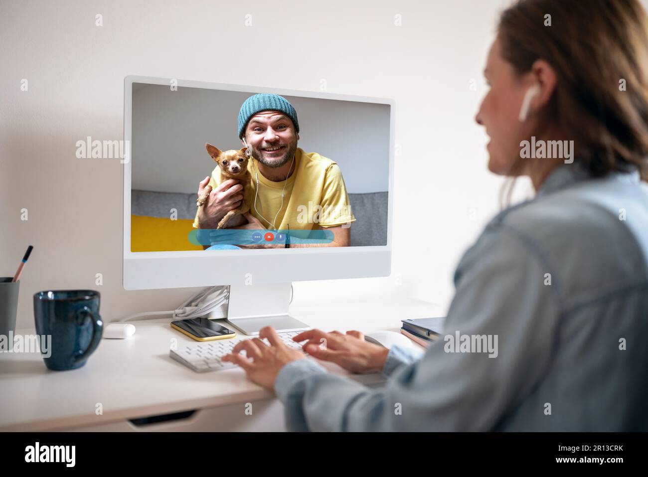 Giovane coppia con il cane hanno un incontro online su Internet utilizzando il computer. Foto Stock