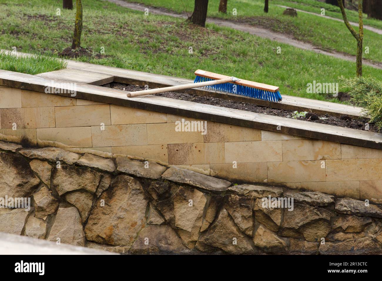 Una grande spazzola per pulire fontana, piscina e pietre. Utensile manuale professionale per la pulizia di alta qualità delle superfici a contatto con l'acqua. Foto Stock