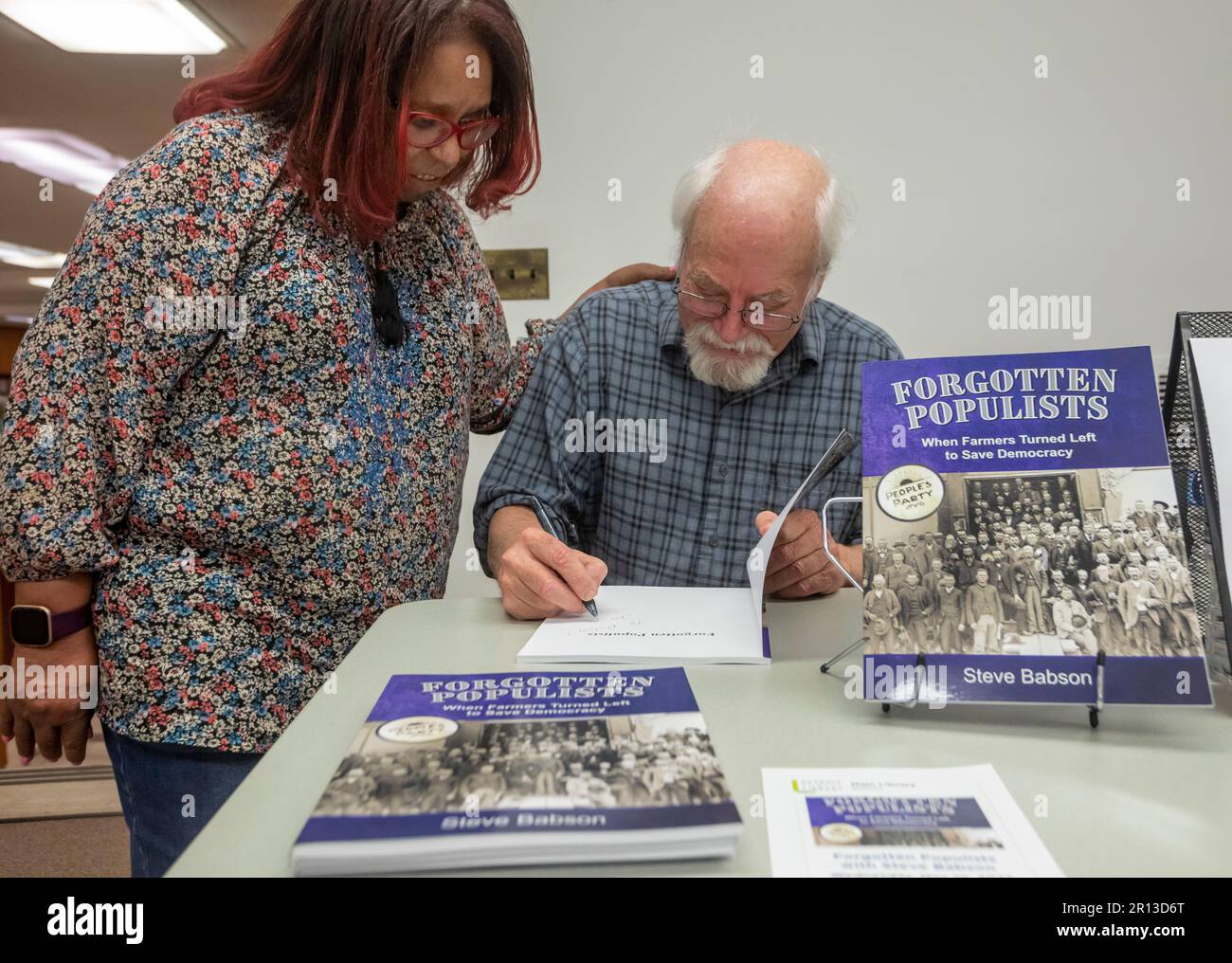 Detroit, Michigan - Steve Babson firma una copia del suo nuovo libro, Forgotten Populists: When Farmers Forgotten Left to Save Democracy. Babson racconta la storia Foto Stock
