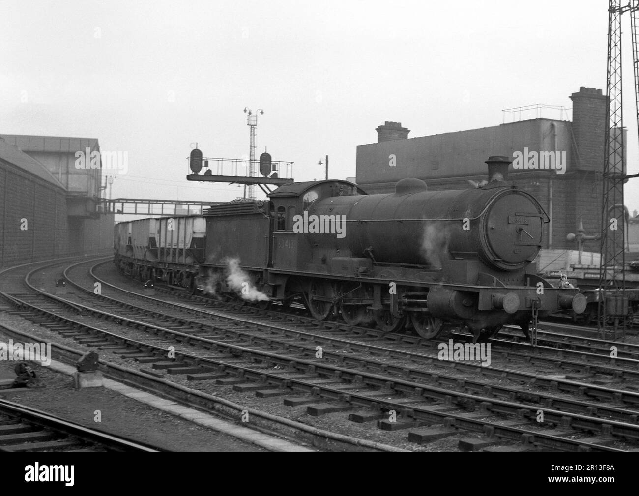 Q6 0-8-0 Locomotiva a vapore su carri Hopper ad evitare la linea Newcastle upon Tyne Central Station, Tyneside, Inghilterra Settembre 1959 Foto Stock