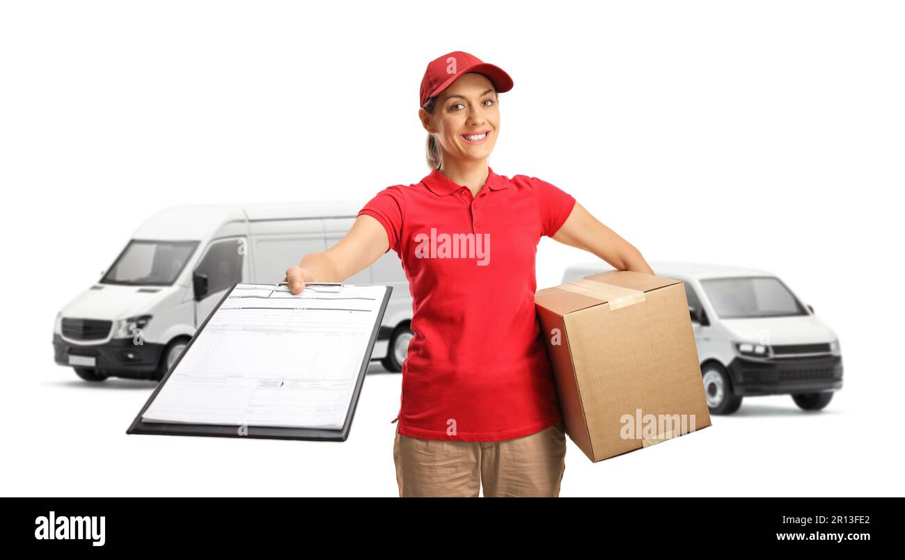 Operatrice di consegna femminile con una scatola e un documento che si posa davanti ai furgoni di trasporto isolati su sfondo bianco Foto Stock