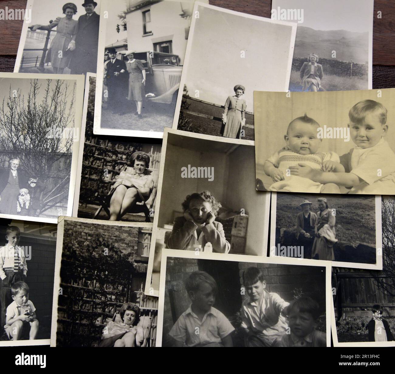 Una collezione di vecchie stampe fotografiche in bianco e nero d'epoca. Tema retrò. Foto Stock