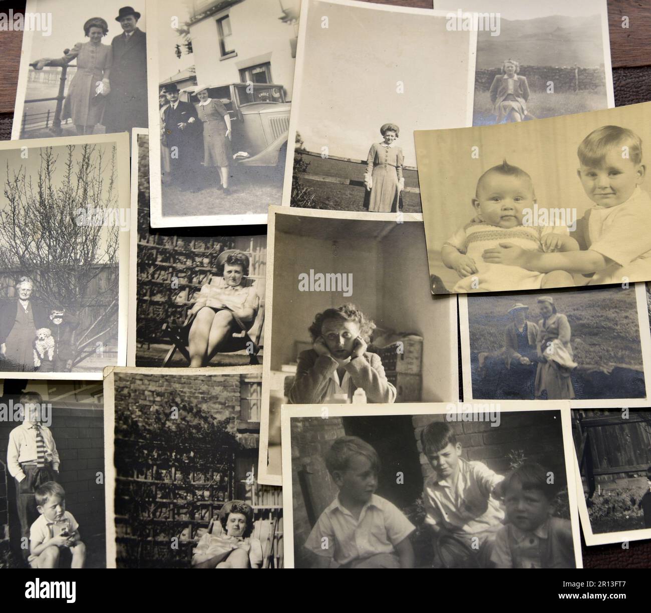 Una collezione di vecchie stampe fotografiche in bianco e nero d'epoca. Tema retrò. Foto Stock