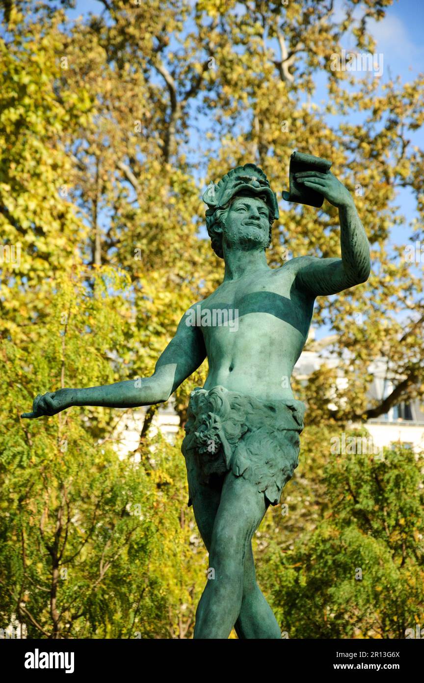 Selfie antica. Statua 'l'attore greco' nei Giardini di Lussemburgo a Parigi, Francia. Postura della statua simile alla posizione della gente che fa selfie Foto Stock