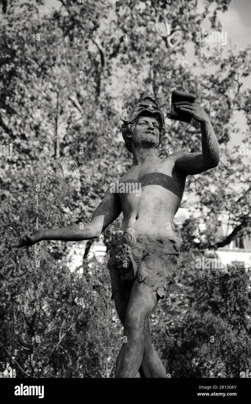 Selfie antica. Statua 'l'attore greco' nei Giardini di Lussemburgo a Parigi, Francia. Postura simile a quella delle persone che fanno selfie. Foto in bianco e nero Foto Stock