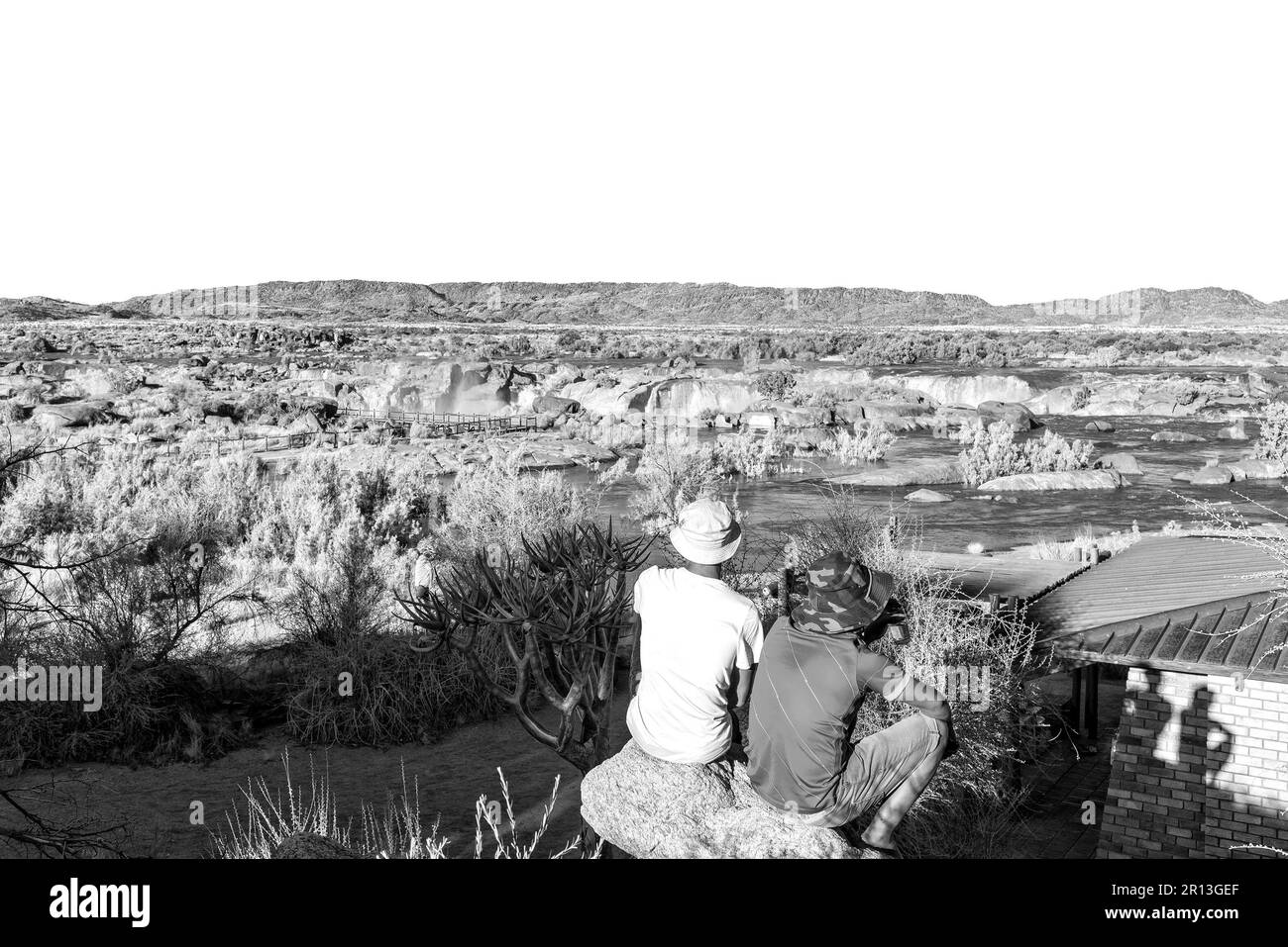 Parco Nazionale di Augrabies, Sudafrica - 26 febbraio 2023: I turisti che guardano le cascate di Augrabies dall'esterno del ristorante. Il fiume Orange è in Foto Stock