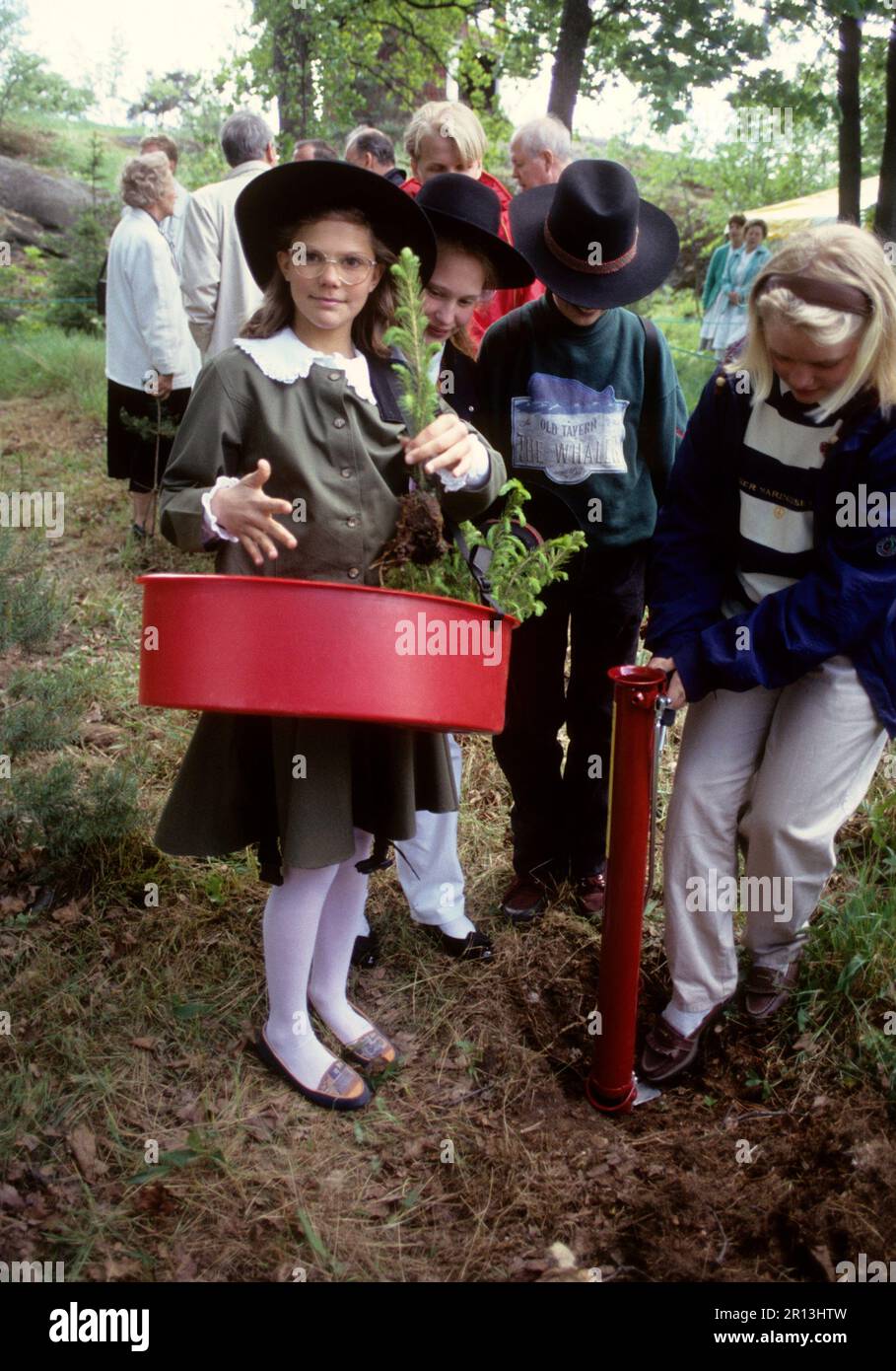 LA PRINCIPESSA CROWN VICTORIA piantano la seminterratura degli alberi con i suoi compagni di scuola intorno alla casa forestale presso il museo all'aperto Skansen Foto Stock