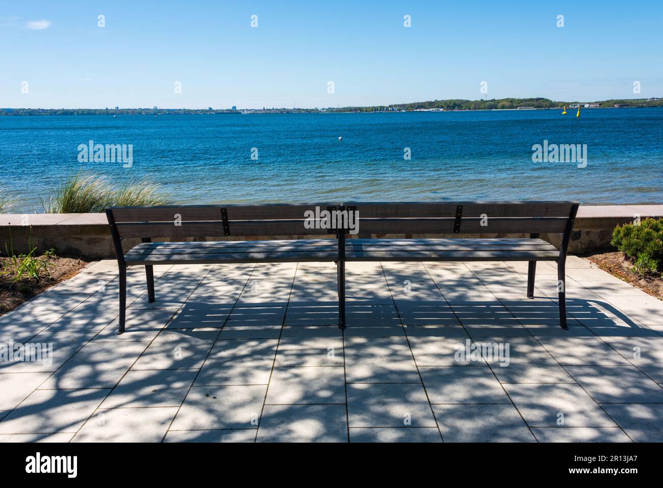 Heikendorf, Deutschland, mai 2023 eine ensame Sitzbank an der Promenade mit herrlichem Blick auf die Kieler Förde Foto Stock
