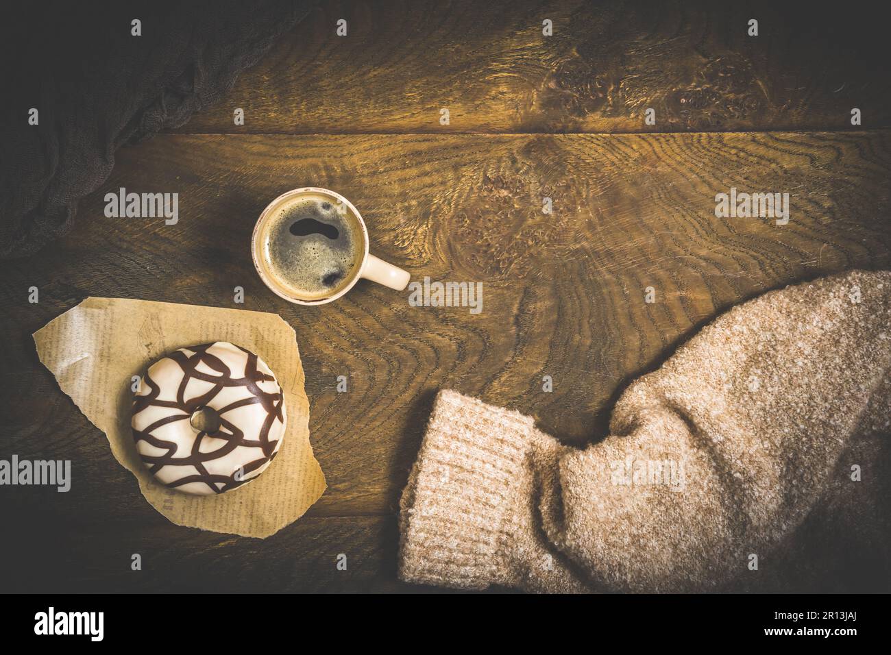 Ciambelle di cioccolato e caffè su un tavolo di legno scuro, atmosfera intima di una pausa caffè, vista dall'alto con spazio per fotocopie Foto Stock