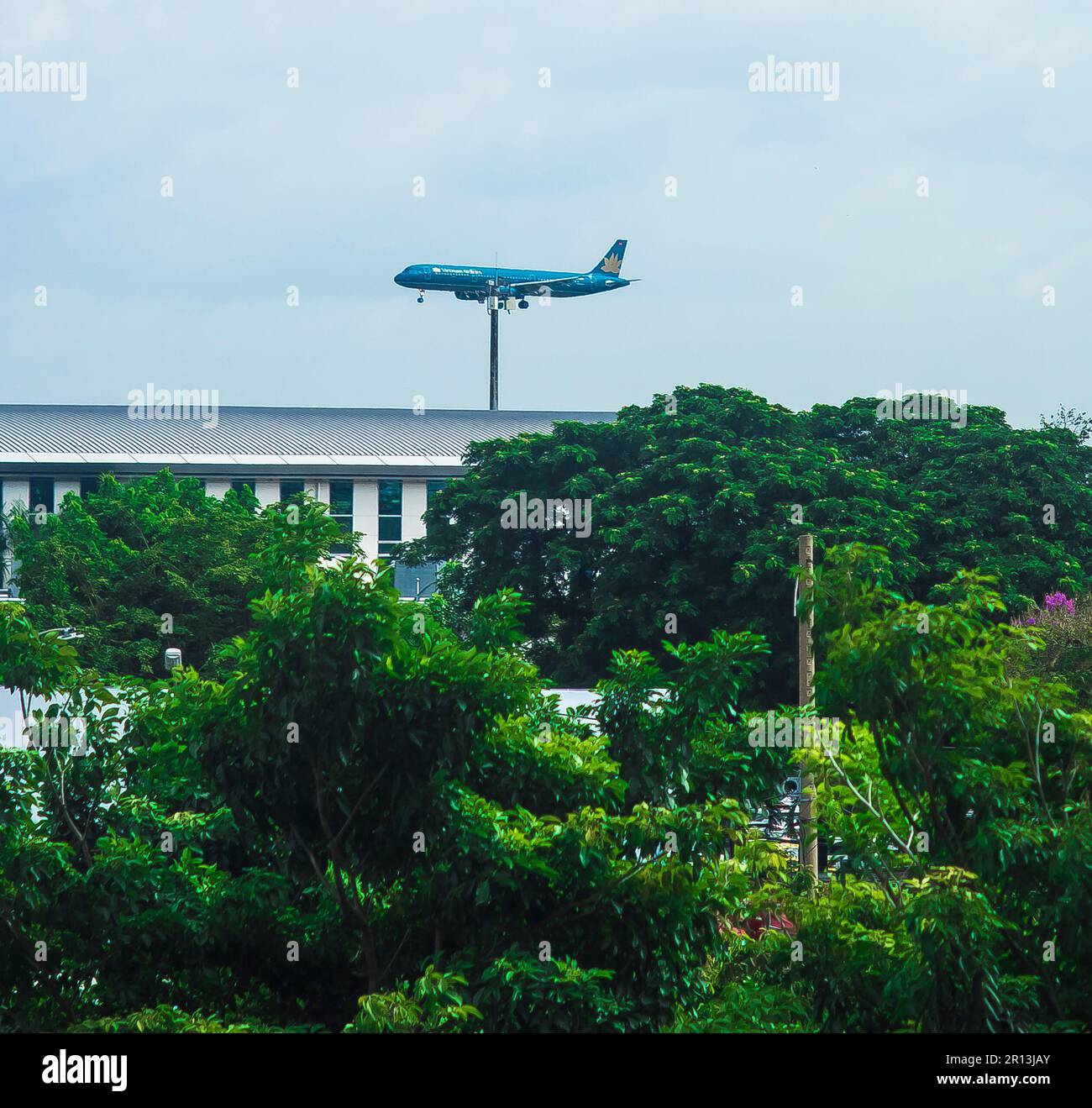 l'aereo vola sul cielo del vietnam Foto Stock