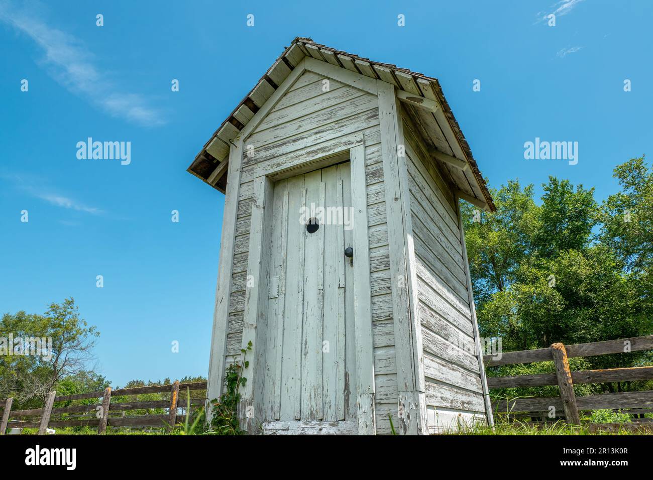 Un vecchio edificio stagionato si erige come un ricordo del passato in questa campagna del Wisconsin. Foto Stock