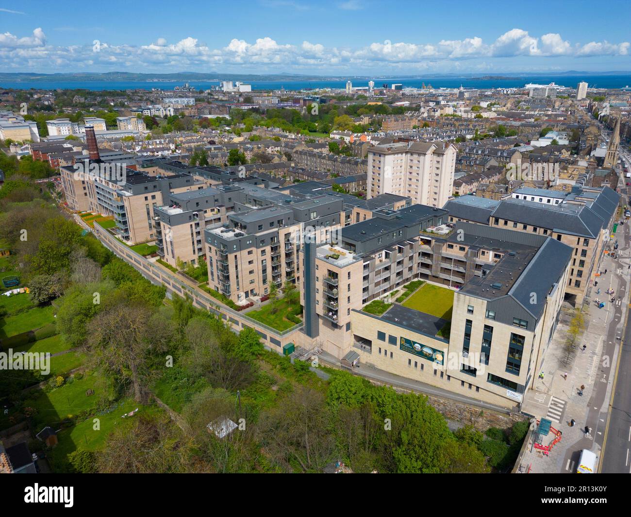 Vista aerea dei nuovi e moderni blocchi di appartamenti a Engine Yard sviluppo a Leith, Edimburgo, Scozia, Regno Unito Foto Stock