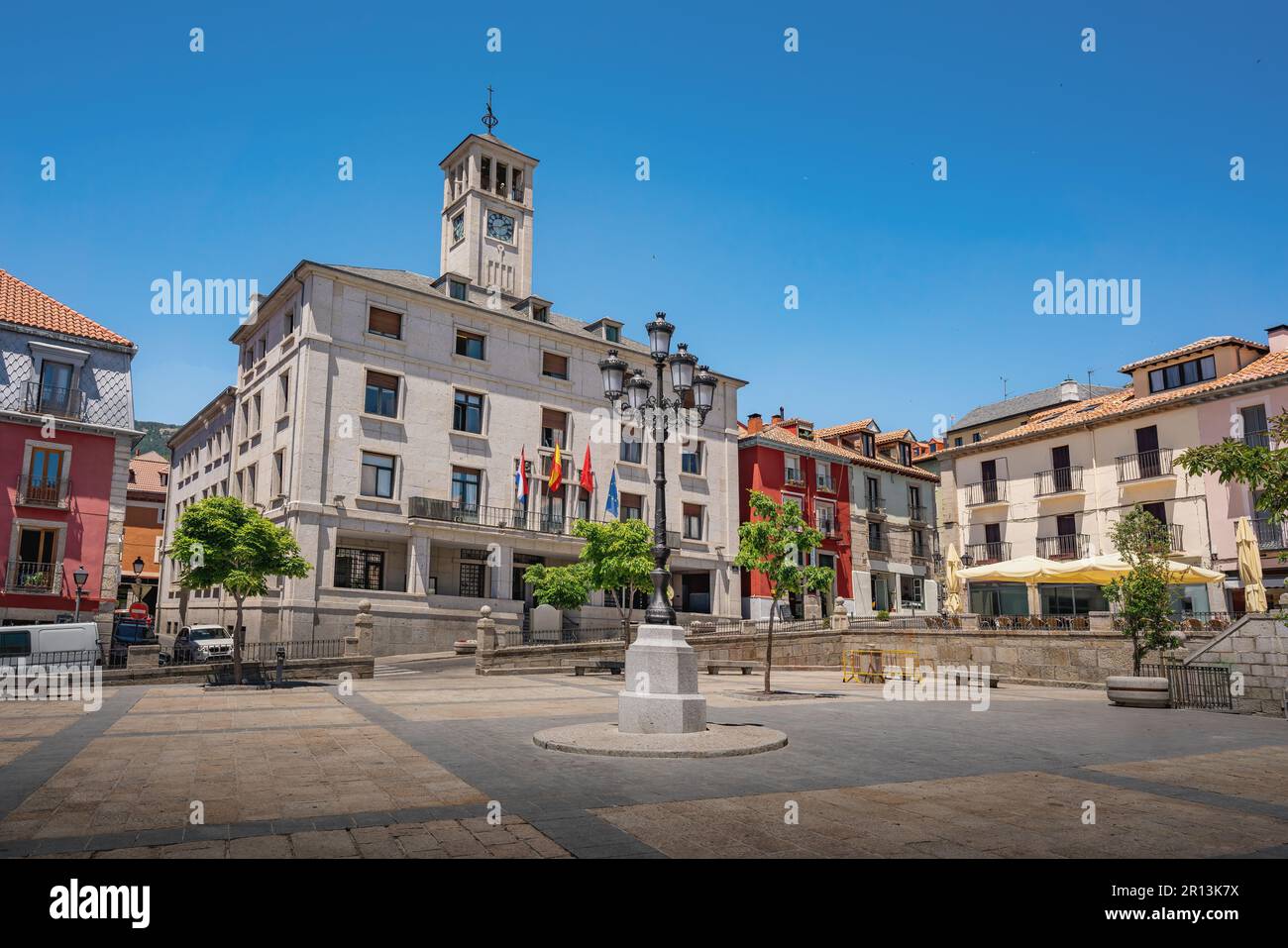 Plaza de la Constitucion (Piazza della Costituzione) e il Municipio - San Lorenzo de El Escorial, Spagna Foto Stock