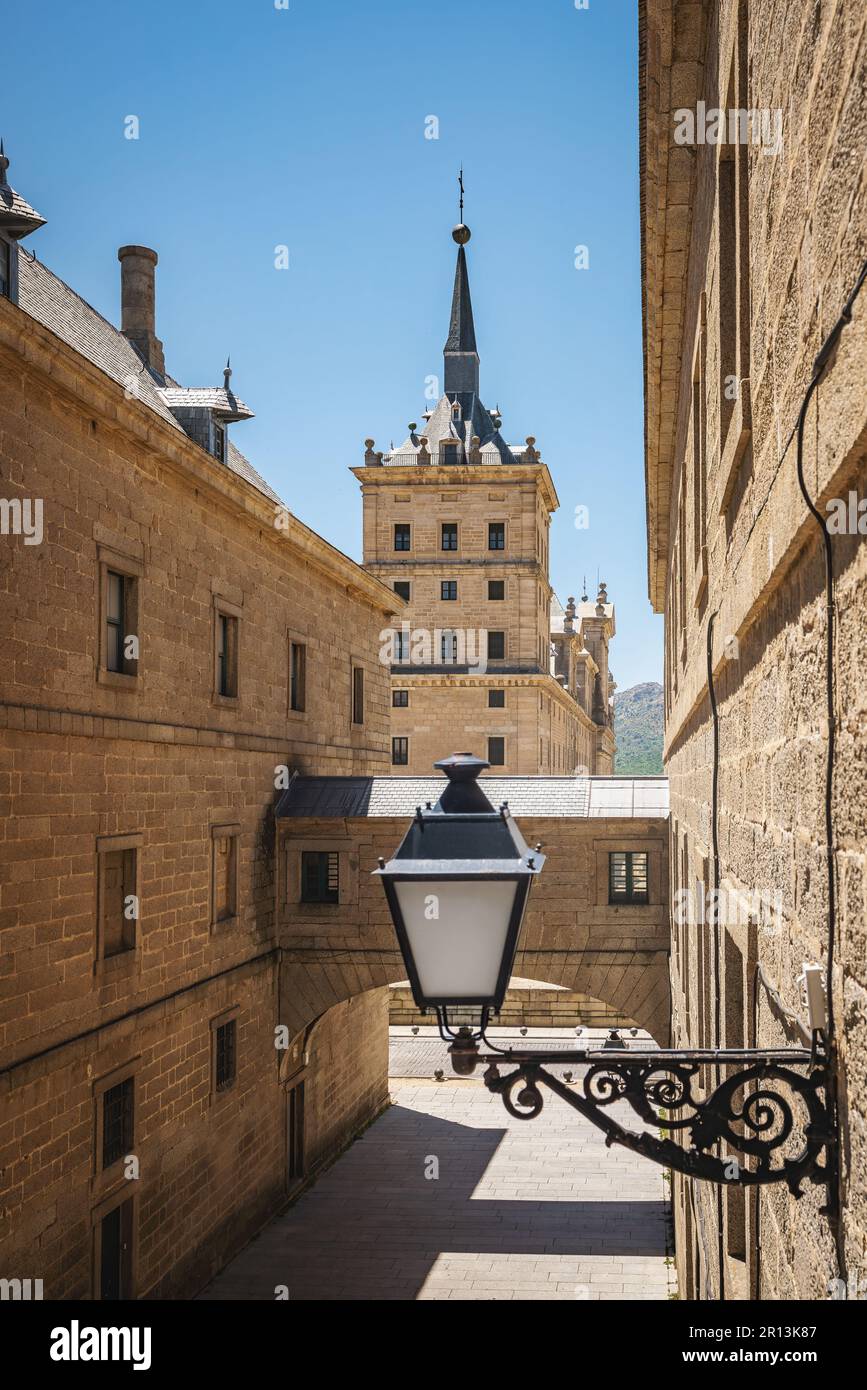 Vista sulla strada e la Torre dell'Escorial con lampione - San Lorenzo de El Escorial, Spagna Foto Stock