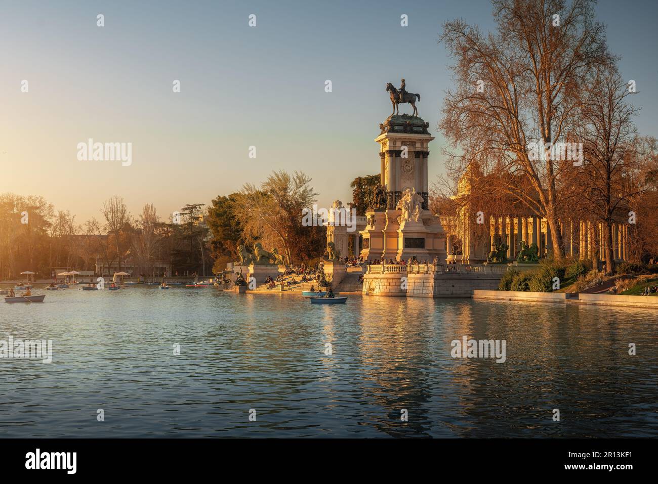 Retiro Park Lago e Monumento ad Alfonso XII al tramonto - Madrid, Spagna Foto Stock