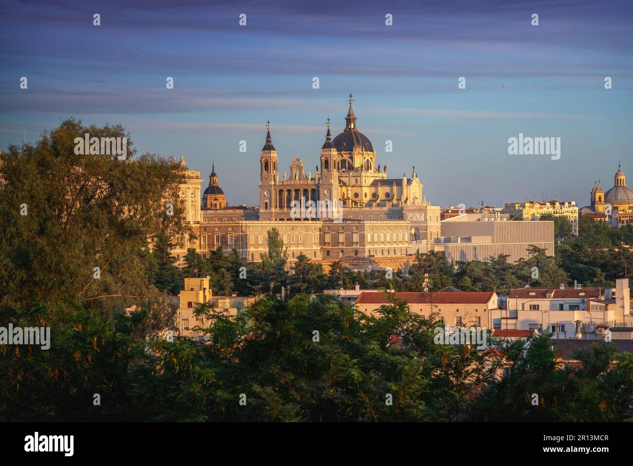 Cattedrale dell'Almudena al tramonto - Madrid, Spagna Foto Stock