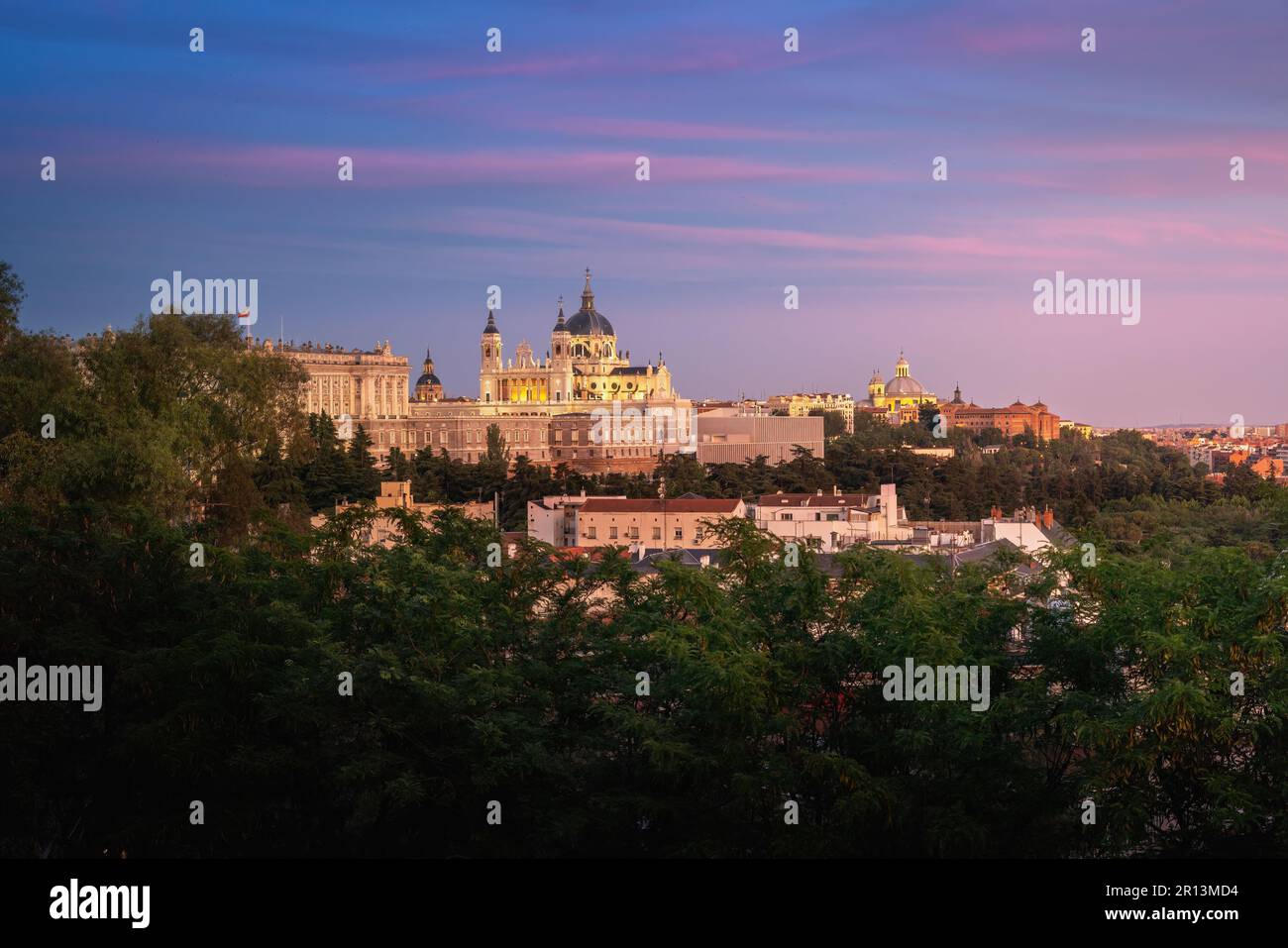Cattedrale dell'Almudena al tramonto - Madrid, Spagna Foto Stock