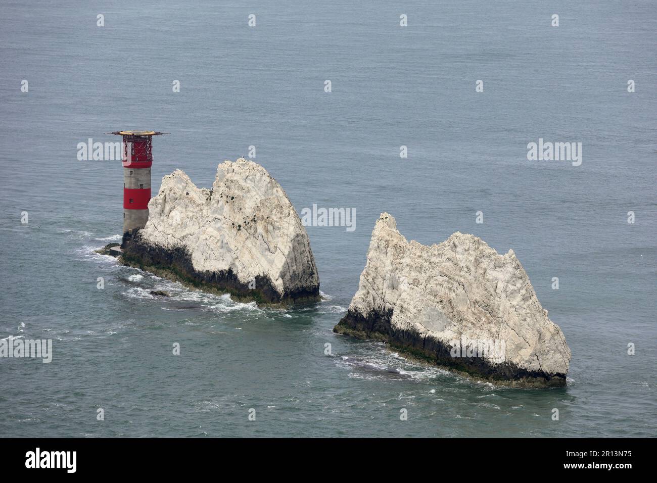 Le pile di gesso di Needles sono un punto di riferimento al largo della costa occidentale dell'Isola di Wight in Inghilterra Foto Stock