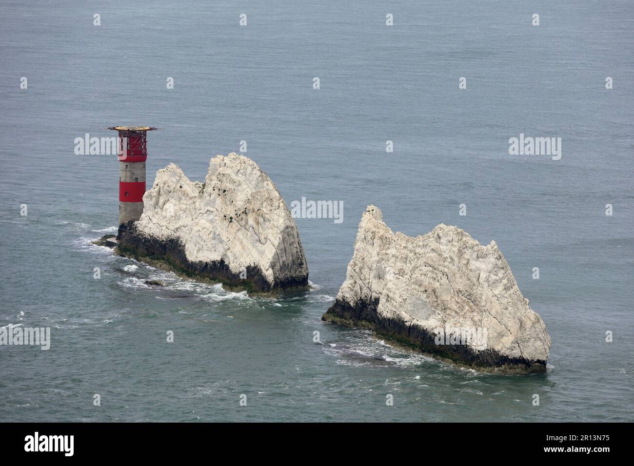Le pile di gesso di Needles sono un punto di riferimento al largo della costa occidentale dell'Isola di Wight in Inghilterra Foto Stock Le pile di gesso di Needles sono un punto di riferimento al largo della costa occidentale dell'Isola di Wight in Inghilterra Foto Stock