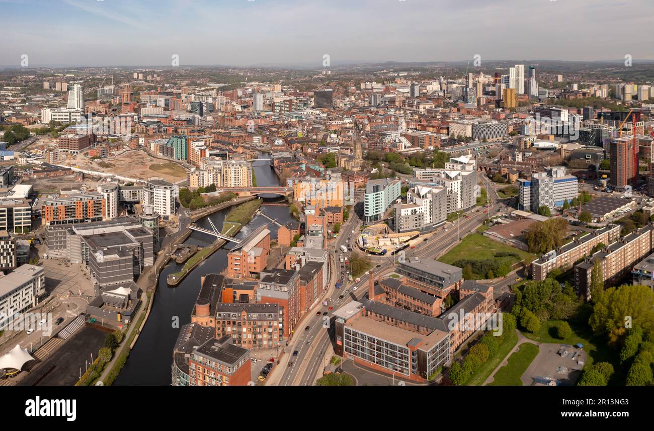 LEEDS DOCK, LEEDS, REGNO UNITO - 3 MAGGIO 2023. Una vista panoramica aerea dello skyline di Leeds con architettura moderna ed esclusivo appartamento sul fiume Foto Stock