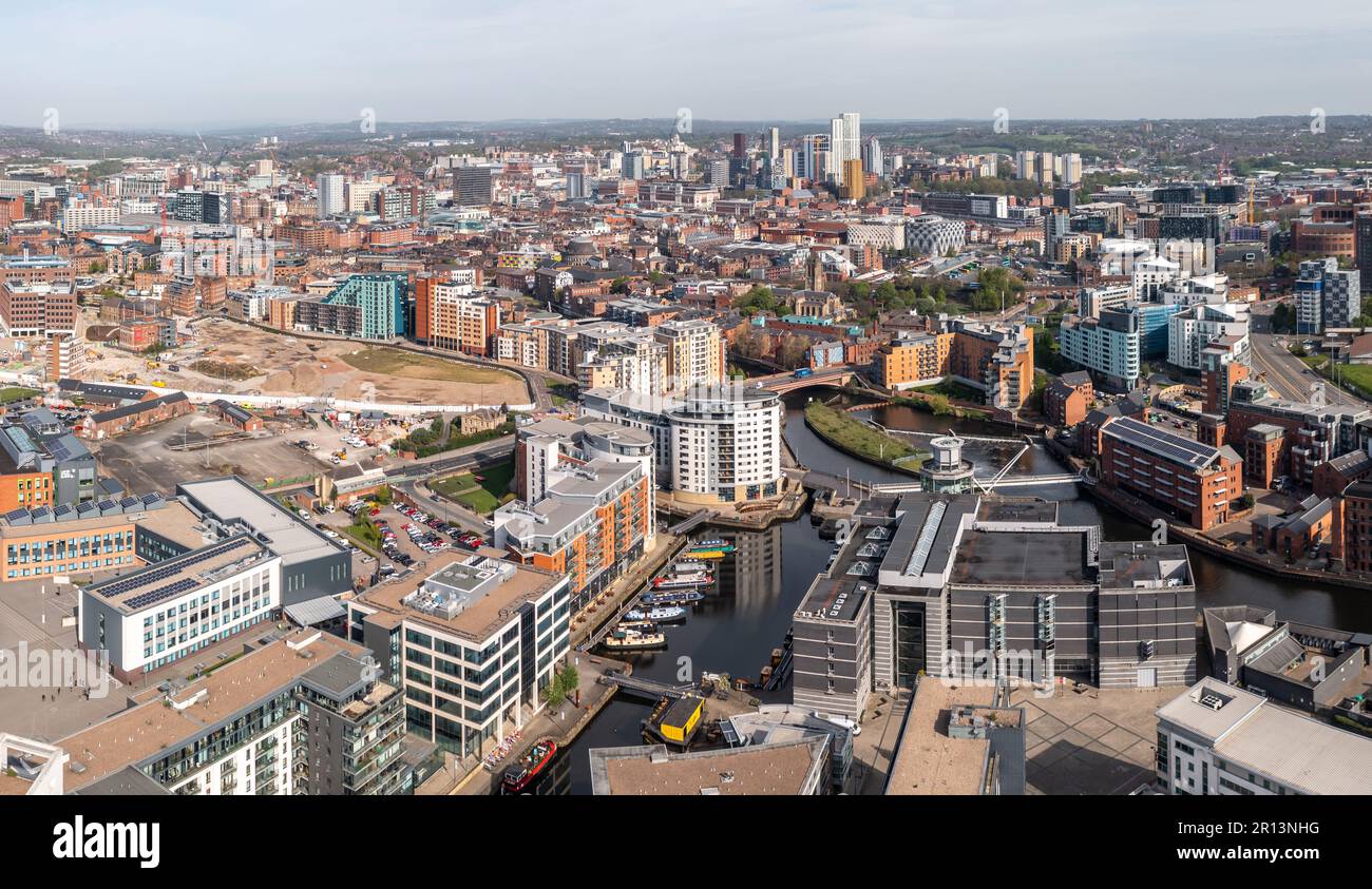LEEDS DOCK, LEEDS, REGNO UNITO - 3 MAGGIO 2023. Una vista panoramica aerea dello skyline di Leeds con architettura moderna ed esclusivo appartamento sul fiume Foto Stock