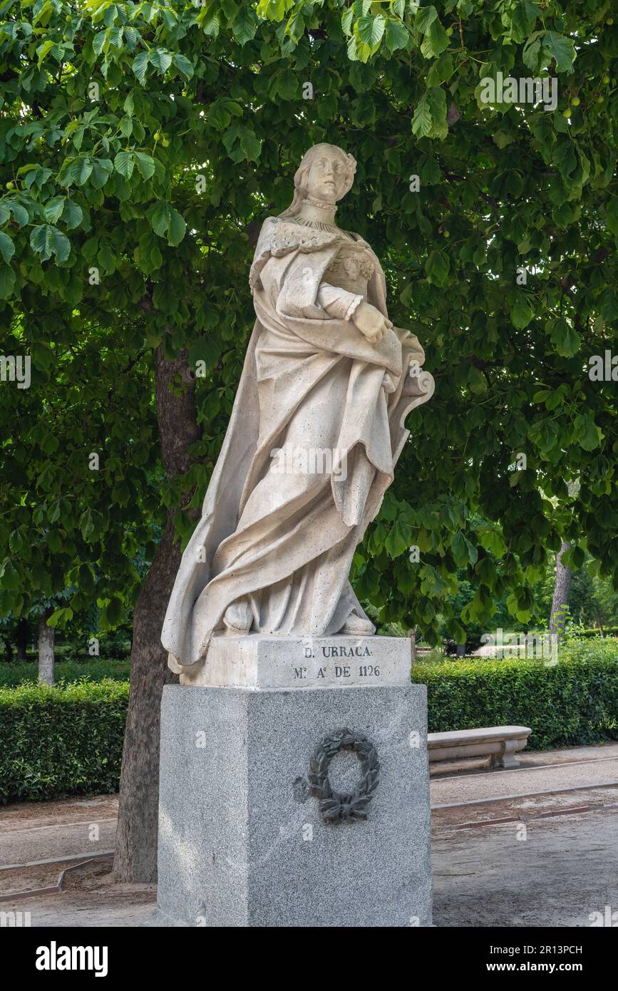 Statua della regina Urraca di Leon e Castiglia al Paseo de la Argentina nel Parco del Retiro - Madrid, Spagna Foto Stock