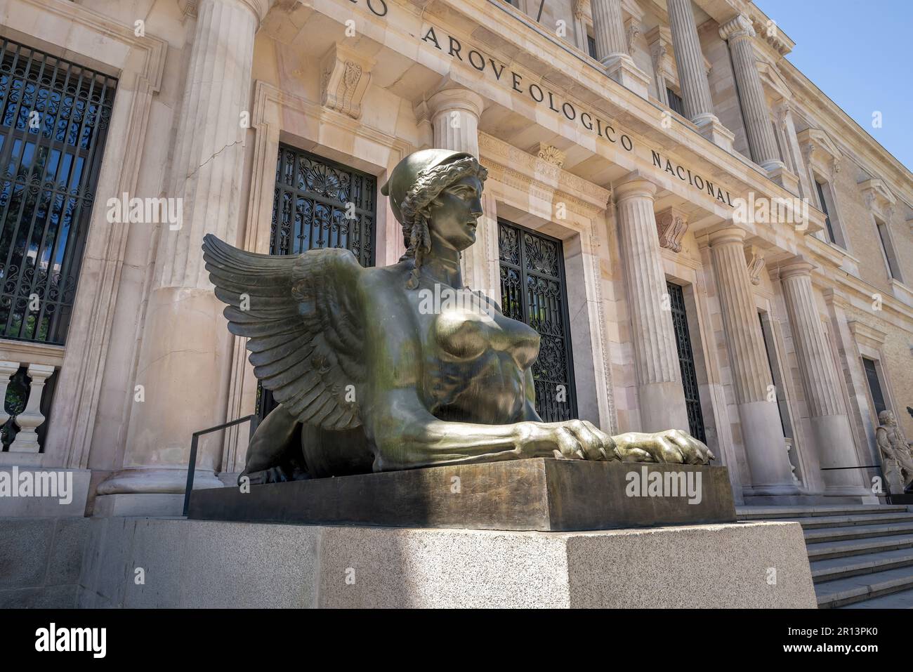 Scultura della Sfinge all'ingresso del Museo Archeologico Nazionale - Madrid, Spagna Foto Stock