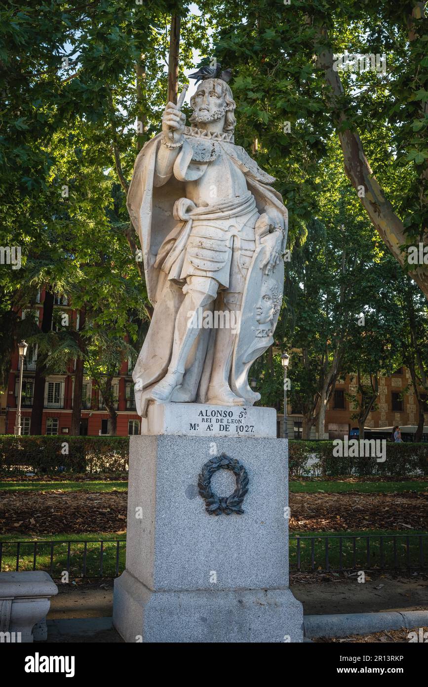 Statua del re Alfonso V di Leon in Plaza de Oriente - Madrid, Spagna Foto Stock