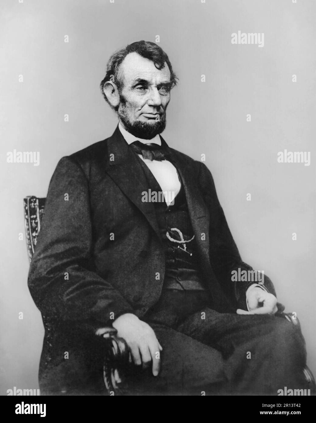 Abraham Lincoln, ritratto di tre quarti di lunghezza, seduto, rivolto a destra. Disegno di legge da cinque dollari. Fotografia di Anthony Berger, 9 febbraio 1864. Foto Stock