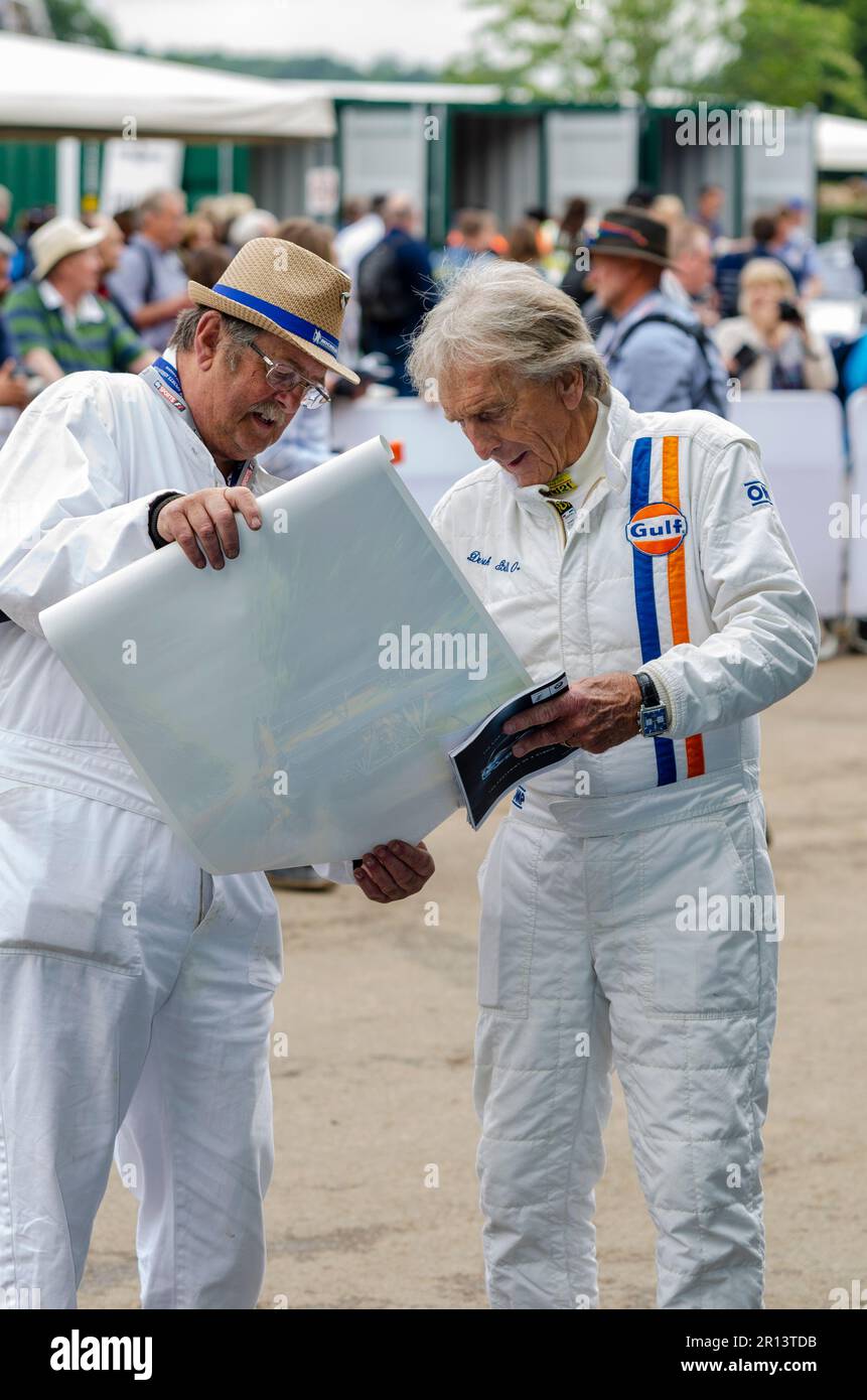 Derek Bell, pilota di corse in tute da corsa al Goodwood Festival of Speed Motorsport Event, West Sussex, Regno Unito. Poster autografo per maresciallo Foto Stock