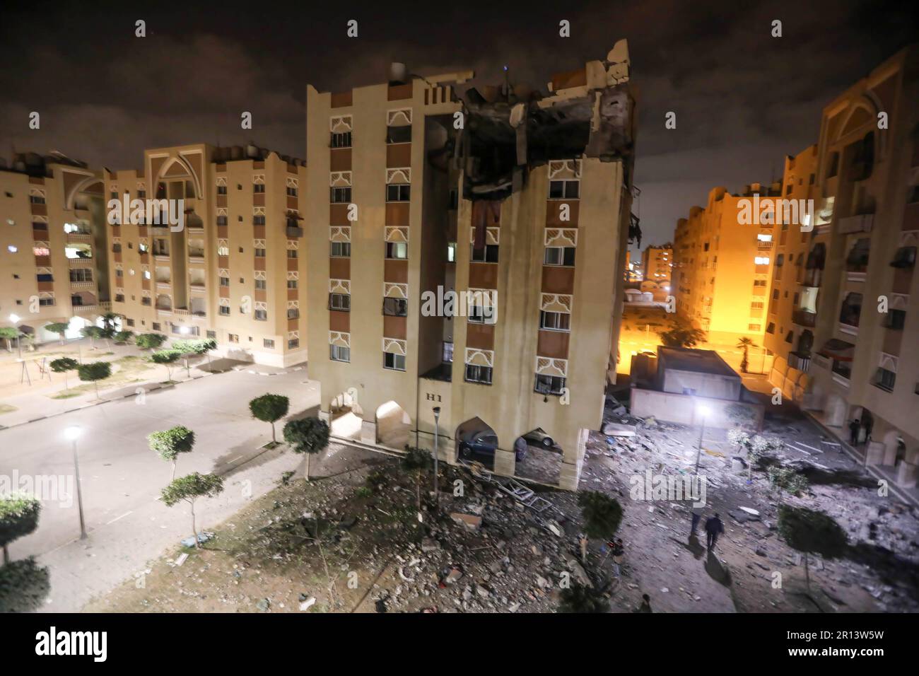 Gaza, Palestina. 11th maggio, 2023. I palestinesi ispezionano le rovine della casa del leader eminente del movimento islamico della Jihad, Ali Ghali, dopo che è stato colpito da uno sciopero aereo israeliano a Khan Yunis, nella striscia di Gaza meridionale. L'esercito israeliano ha dichiarato di essere responsabile della forza missilistica di organizationÃ. (Credit Image: © Yousef Masoud/SOPA Images via ZUMA Press Wire) SOLO PER USO EDITORIALE! Non per USO commerciale! Foto Stock