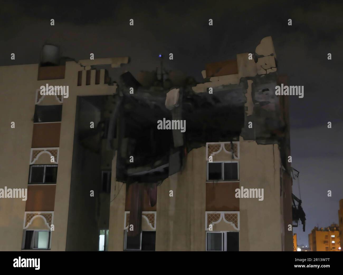 Gaza, Palestina. 11th maggio, 2023. I palestinesi ispezionano le rovine della casa del leader eminente del movimento islamico della Jihad, Ali Ghali, dopo che è stato colpito da uno sciopero aereo israeliano a Khan Yunis, nella striscia di Gaza meridionale. L'esercito israeliano ha affermato di essere responsabile della forza missilistica organizzatrice. (Credit Image: © Yousef Masoud/SOPA Images via ZUMA Press Wire) SOLO PER USO EDITORIALE! Non per USO commerciale! Foto Stock