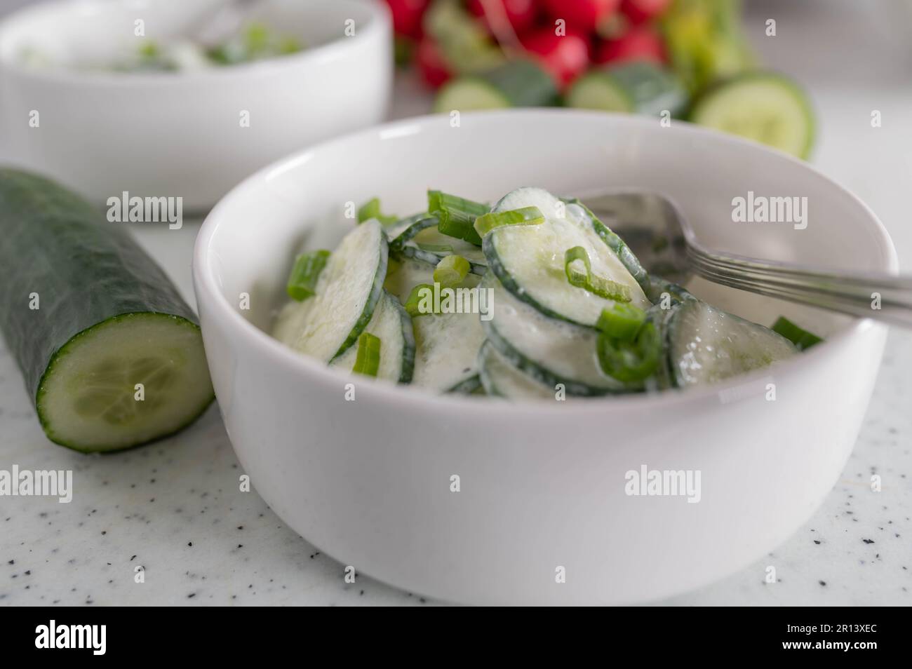 Insalata di cetrioli con condimento di yogurt in una ciotola Foto Stock
