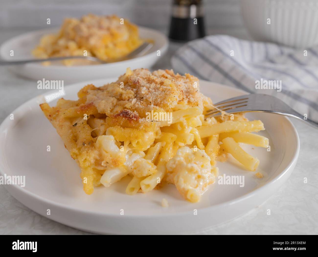 Maccheroni e formaggio con cavolfiore e pangrattato gratinato, condimento di parmigiano su un piatto Foto Stock
