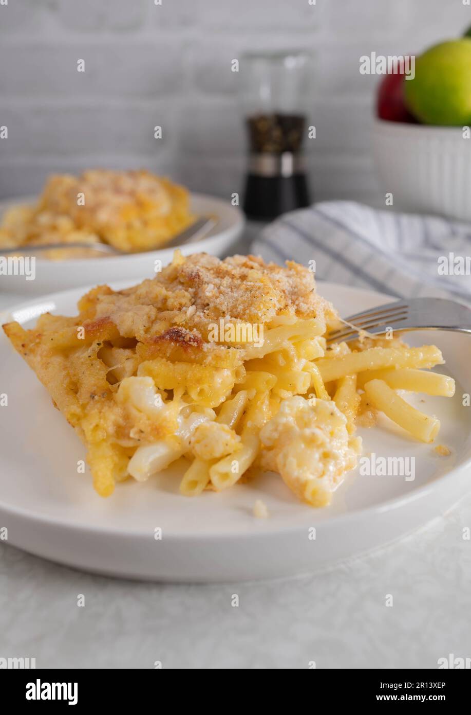 Maccheroni e formaggio con cavolfiore e pangrattato gratinato, condimento di parmigiano su un piatto Foto Stock