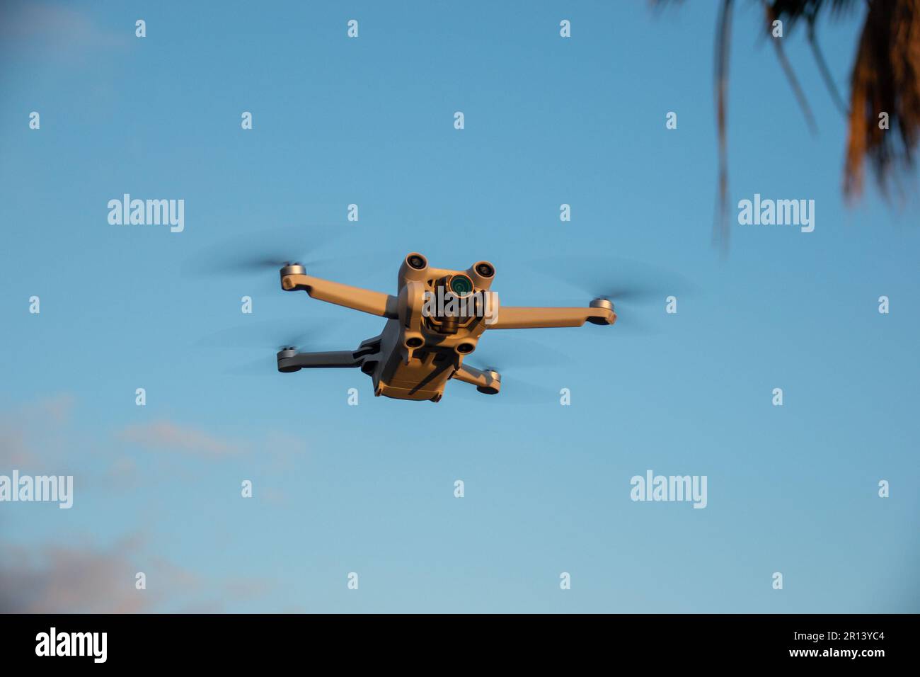 Primo piano di un moderno drone digitale che vola con il cielo blu sullo sfondo. Sistema aereo senza equipaggio Foto Stock