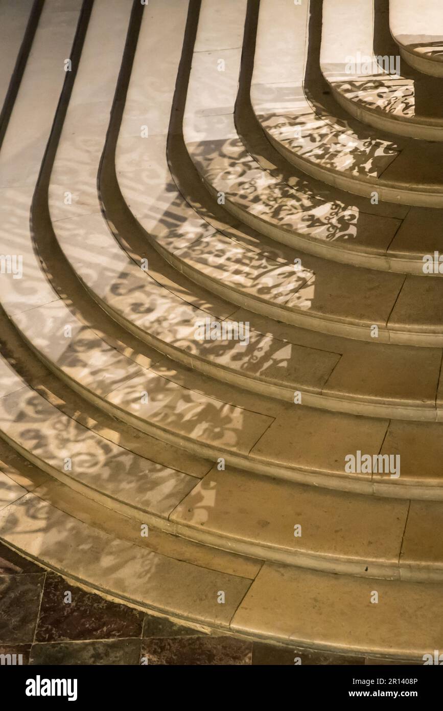 Motivi d'ombra su una scala a Hampton Court Palace, Londra, Inghilterra Foto Stock