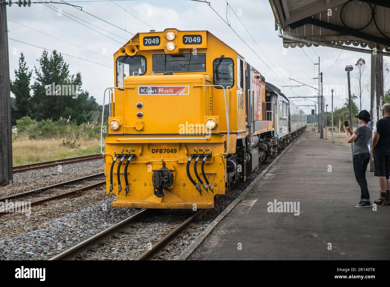 Il treno Northern Explorer, da Auckland a Wellington, arriva alla stazione del Parco Nazionale. Isola del Nord, Nuova Zelanda Foto Stock