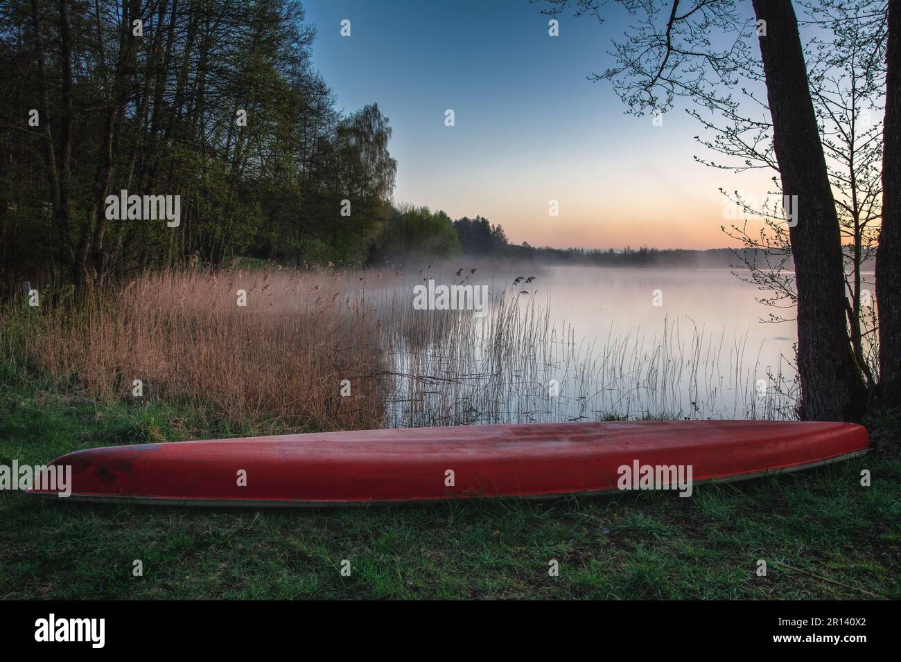 Lago Gowidlińskie e un kayak - Dawn Kashubia, Polonia Foto Stock