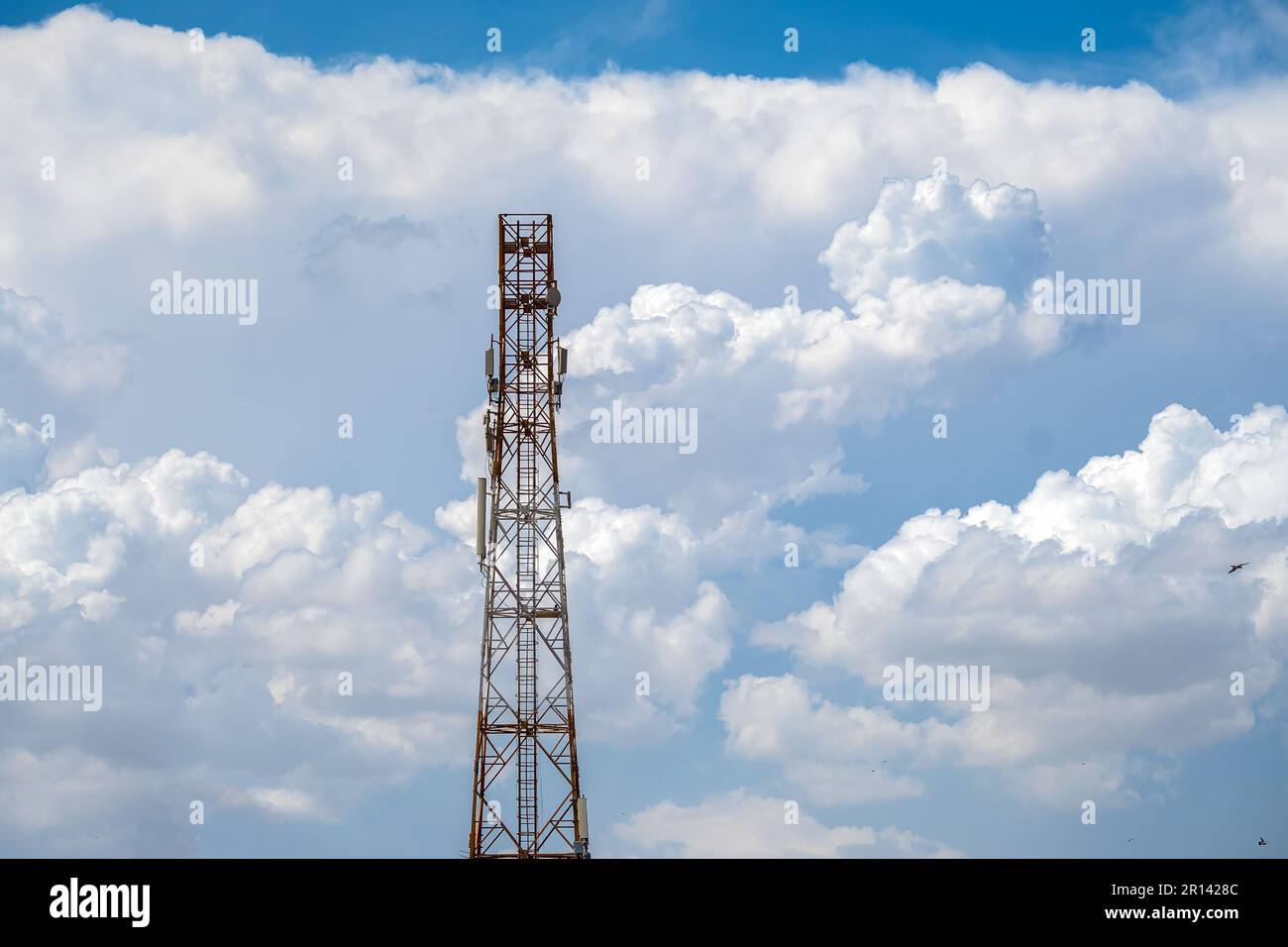 Torre per telecomunicazioni con cielo blu e nuvola bianca. Asta radio o satellite. Tecnologia di rete mobile 4g,5g. Foto Stock