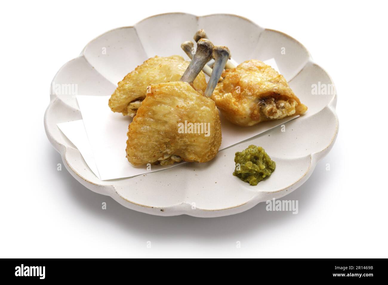 Ali di pollo fritte con pelle croccante, cucina giapponese Foto Stock